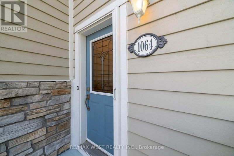 1064 On Bogart Circle  Newmarket (Gorham-College Manor), L3Y8T4 | Image 4