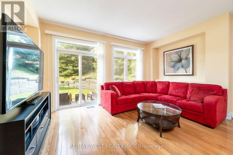 1064 On Bogart Circle  Newmarket (Gorham-College Manor), L3Y8T4 | Image 9