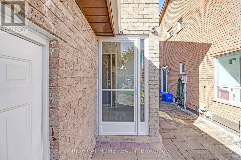 98 Upton Crescent  Markham (Milliken Mills West), L3R3T4 | Image 3