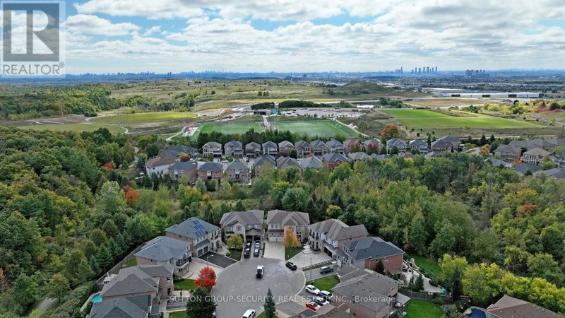 40 Meadow Ridge Court  Vaughan (Maple), L6A0C3 | Image 9