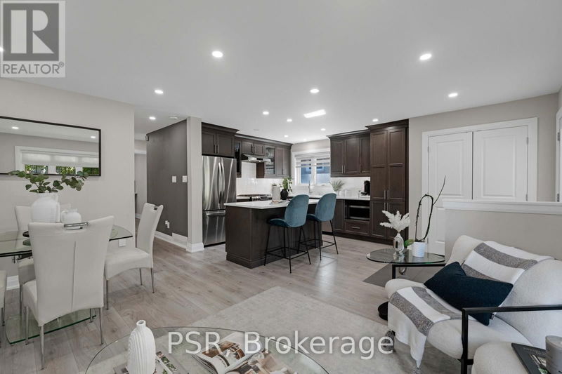 15 Wenderly Drive  Aurora (Aurora Village), L4G1V2 | Image 3