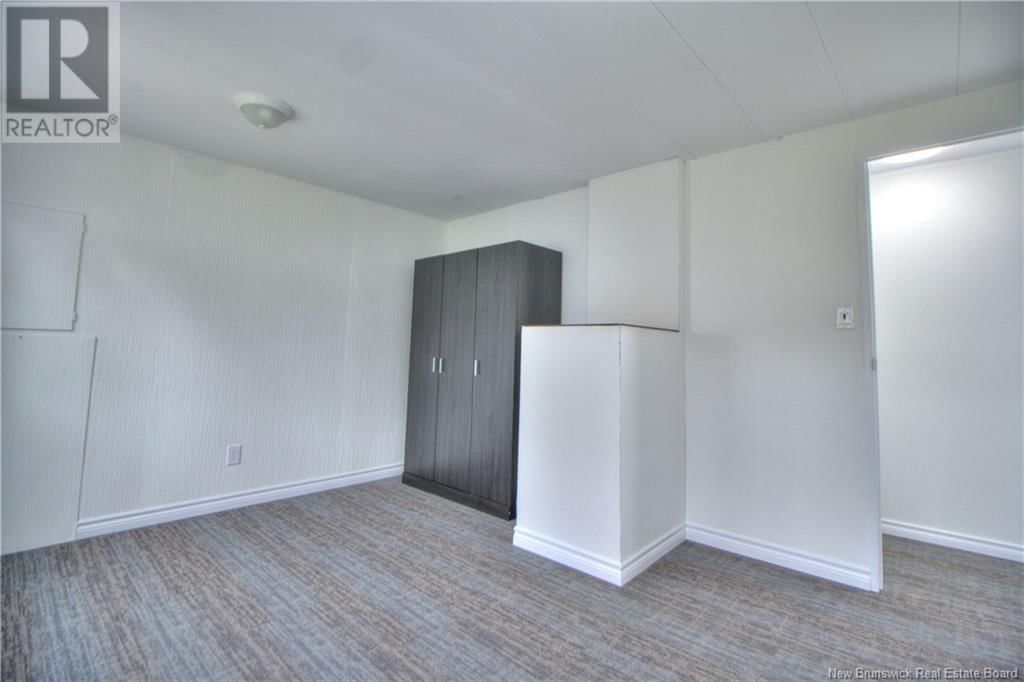 19 LAURA LANE Image 9