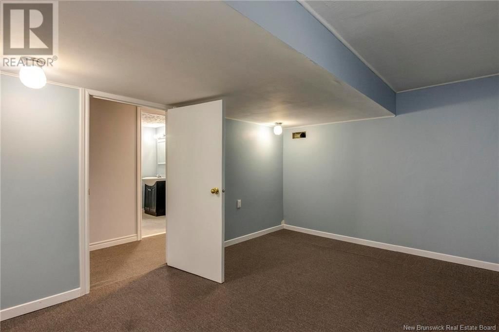 8 SILVER CRESCENT Image 25