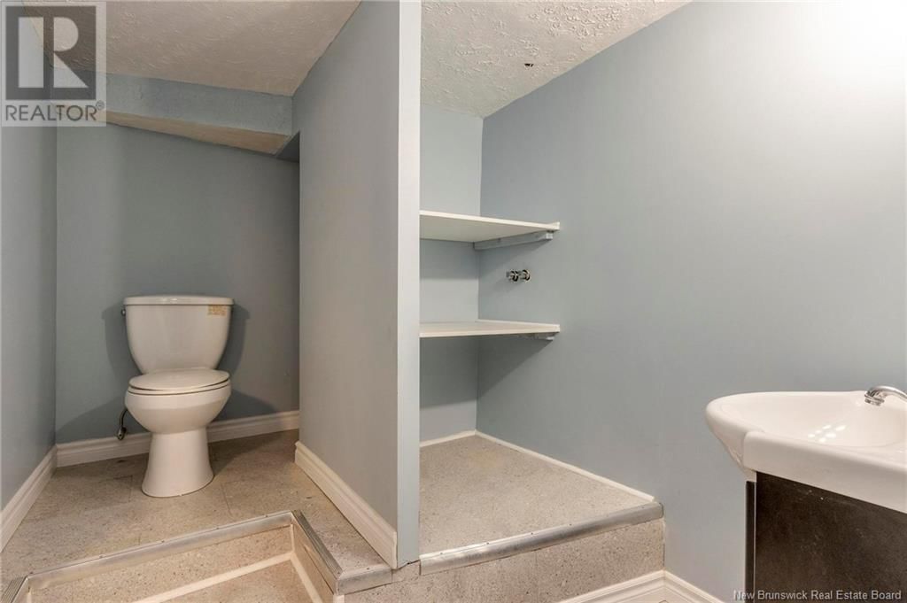 8 SILVER CRESCENT Image 26