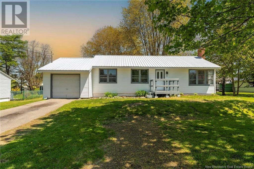8 SILVER CRESCENT Image 44