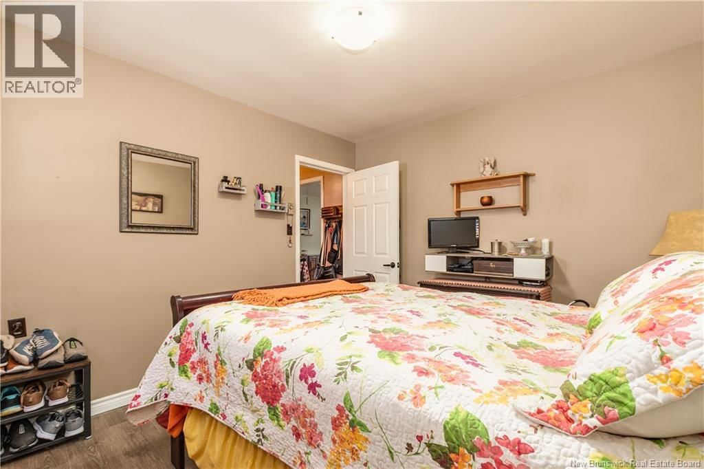 196 WAVERLEY AVENUE Image 13