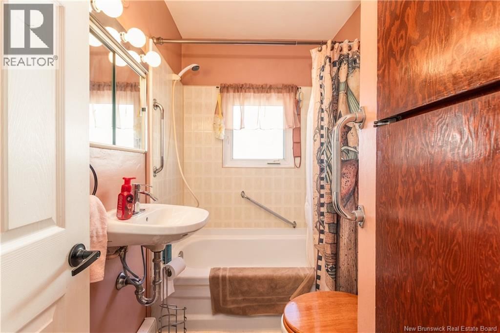 196 WAVERLEY AVENUE Image 15