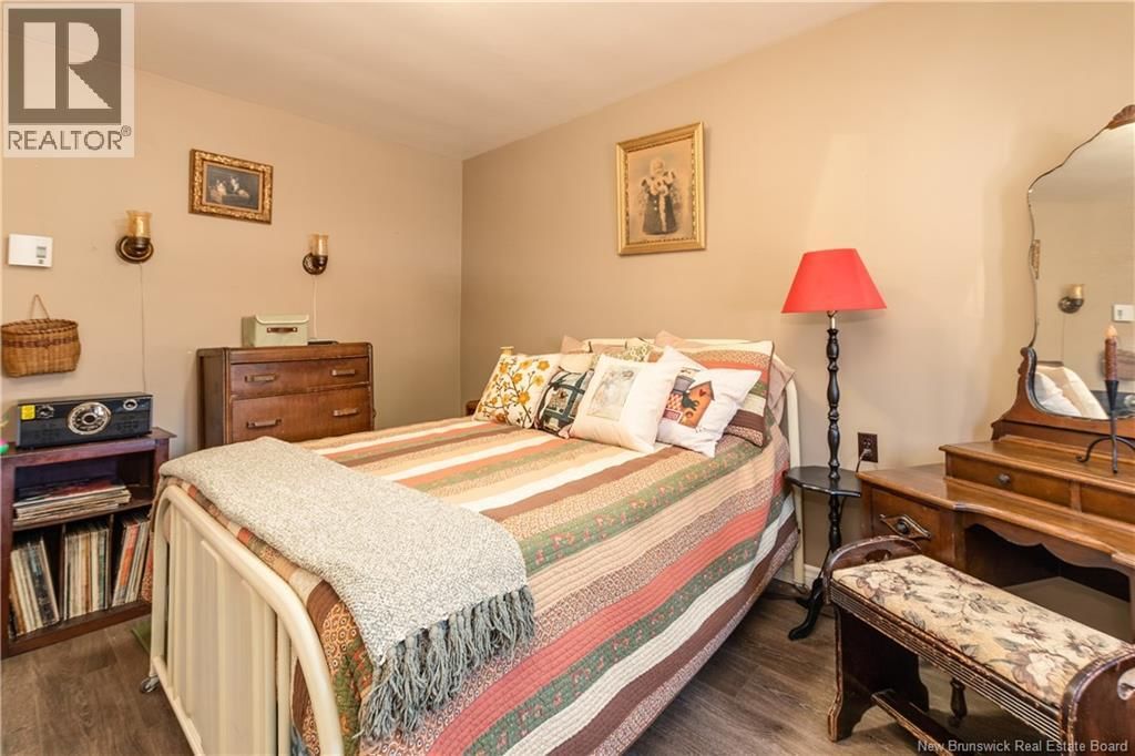 196 WAVERLEY AVENUE Image 9