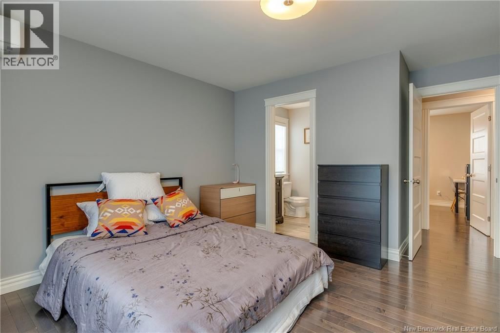 75 ANASTASIA CRESCENT Image 24