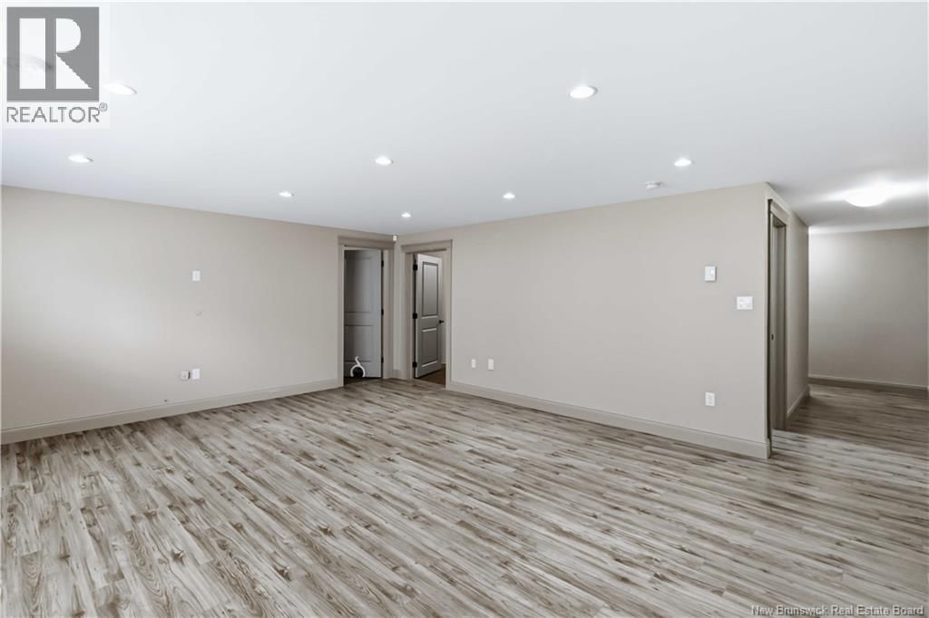 84 ASHLEY CRESCENT Image 32