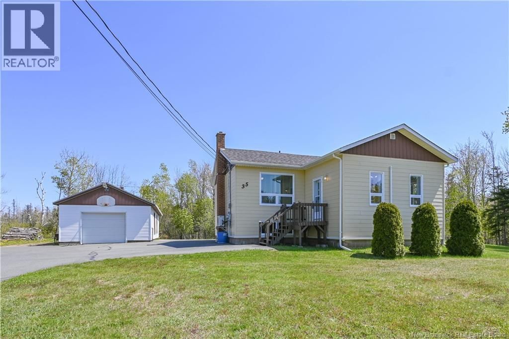 35 Mallet Street, Haut-Shippagan, New Brunswick E8S 2S2