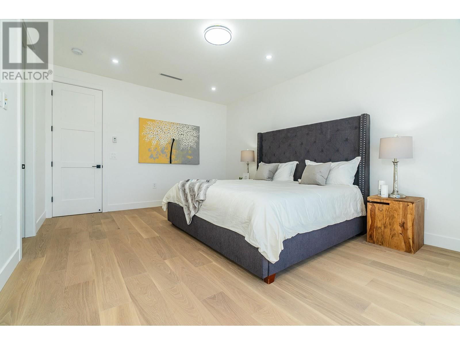4152 PENDER STREET Image 22