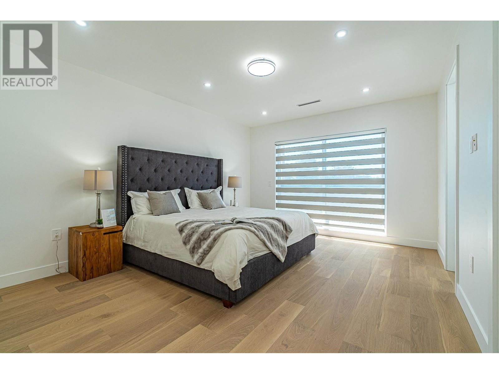 4152 PENDER STREET Image 23
