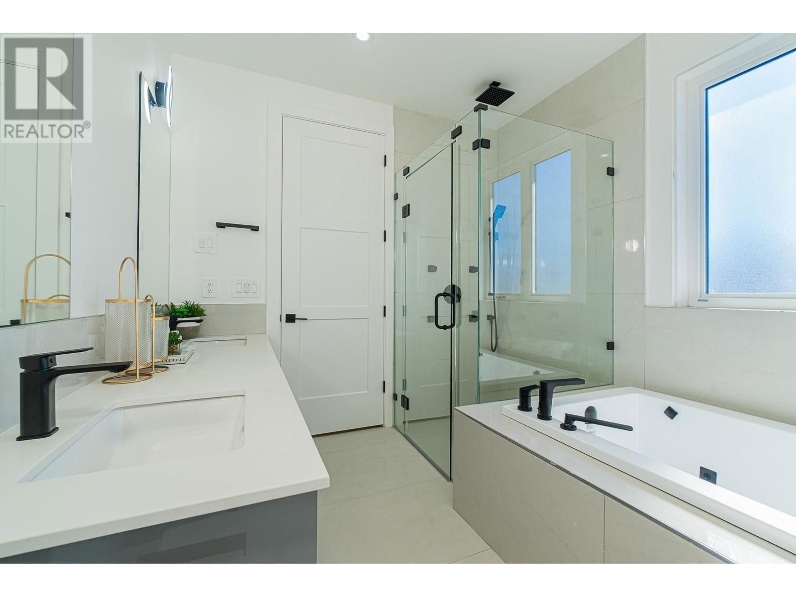 4152 PENDER STREET Image 25