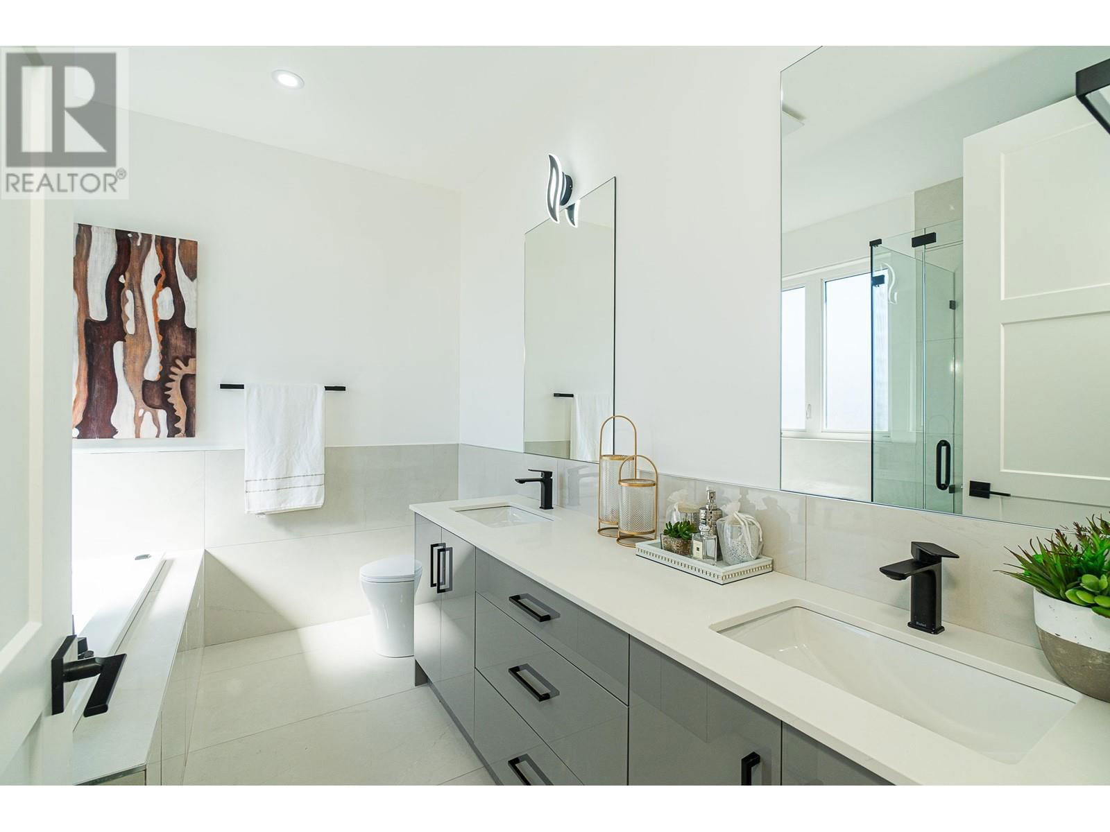 4152 PENDER STREET Image 26