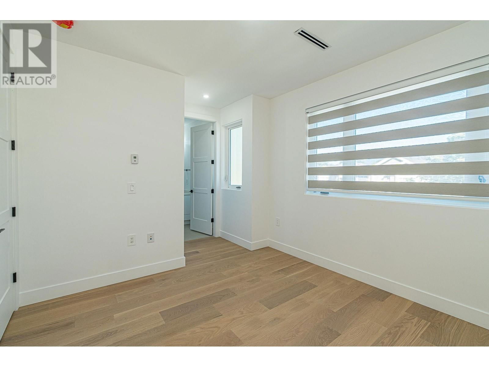 4152 PENDER STREET Image 27