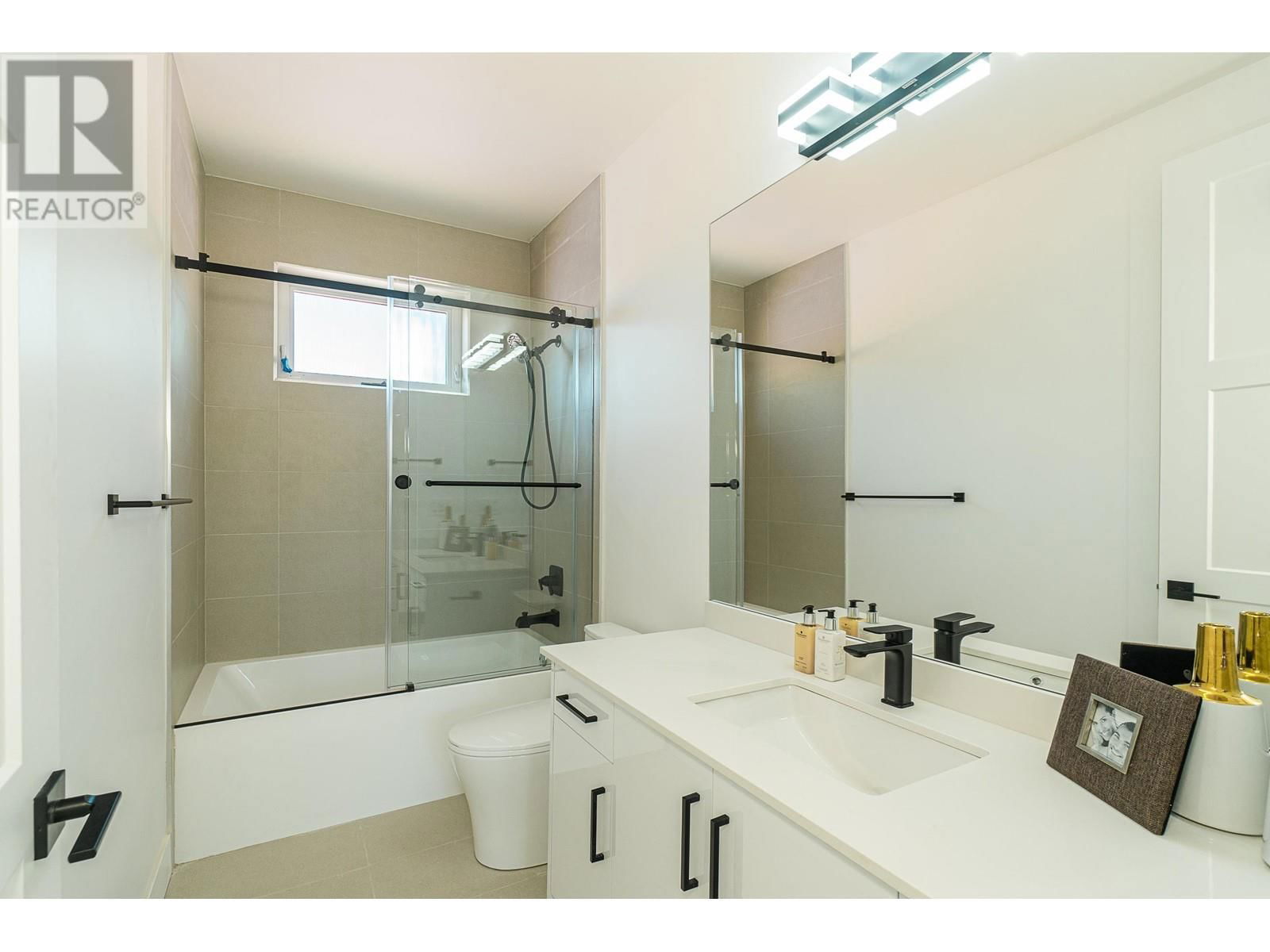 4152 PENDER STREET Image 29