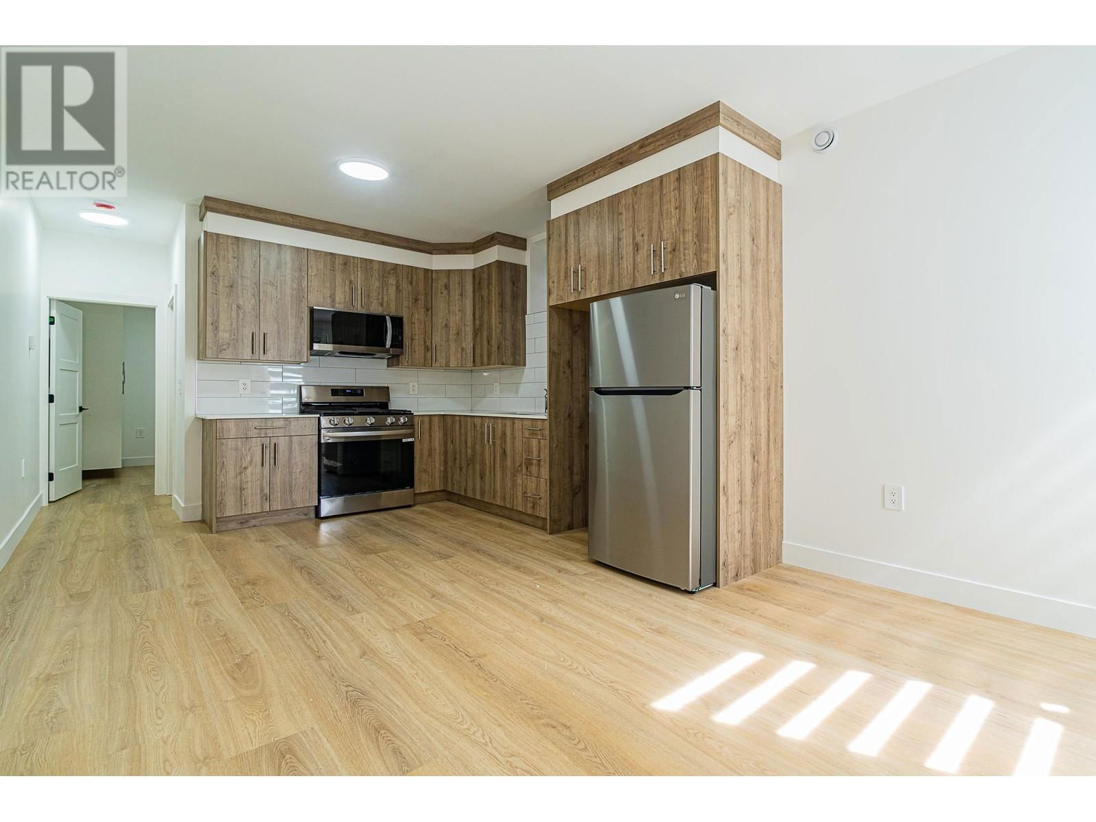 4152 PENDER STREET Image 34