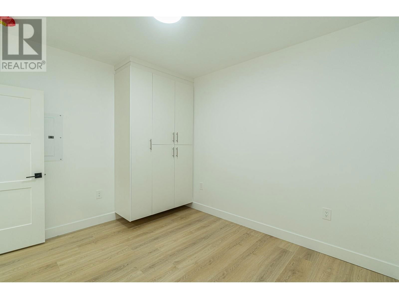 4152 PENDER STREET Image 35