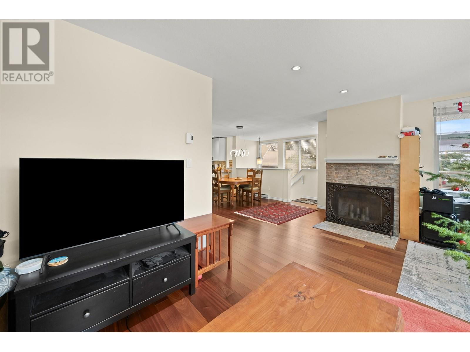 6 7381 LAUREL STREET Image 11