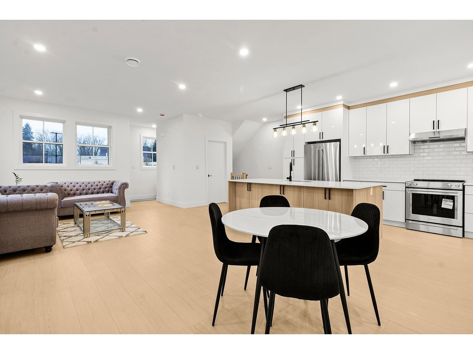 5 - 2360 CRESCENT Image 11