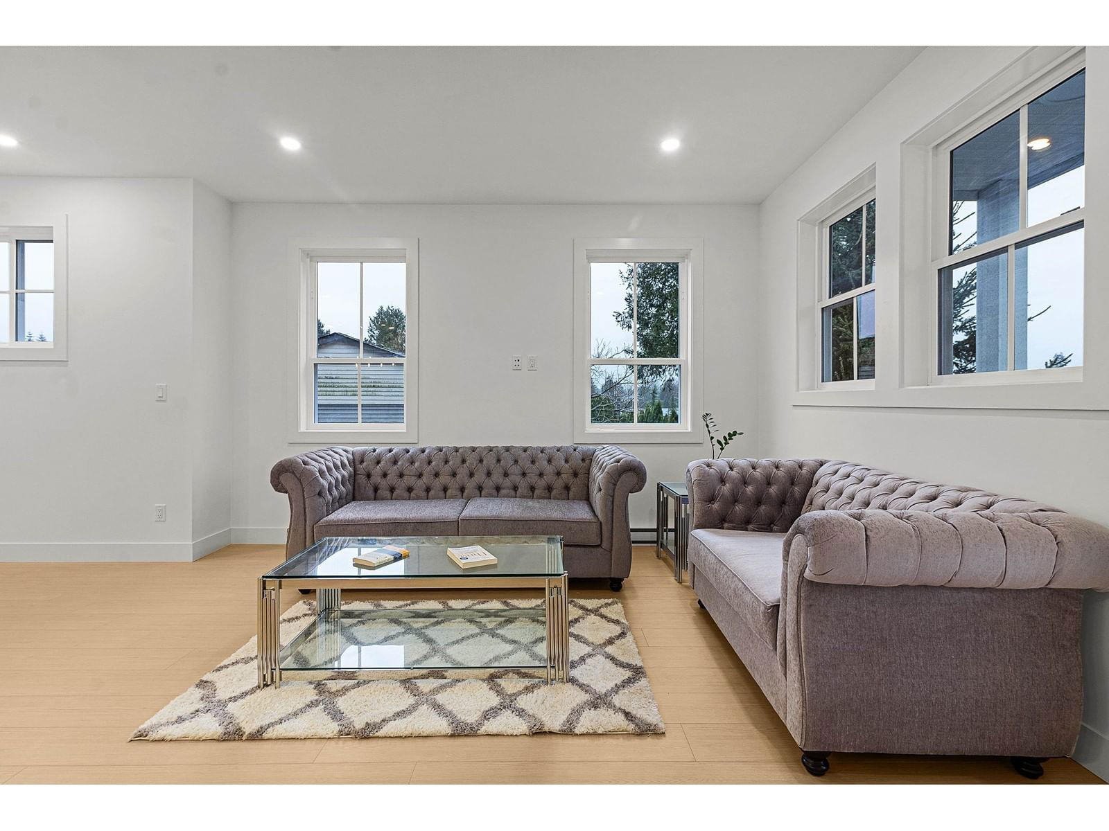 5 - 2360 CRESCENT Image 15