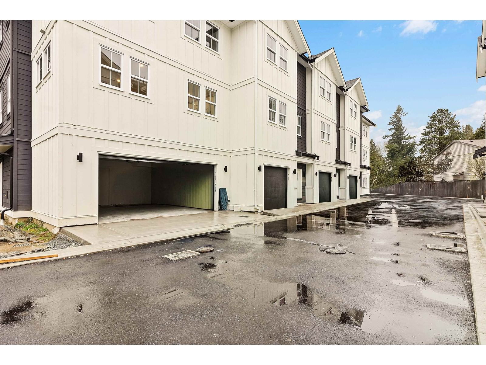 5 - 2360 CRESCENT Image 2