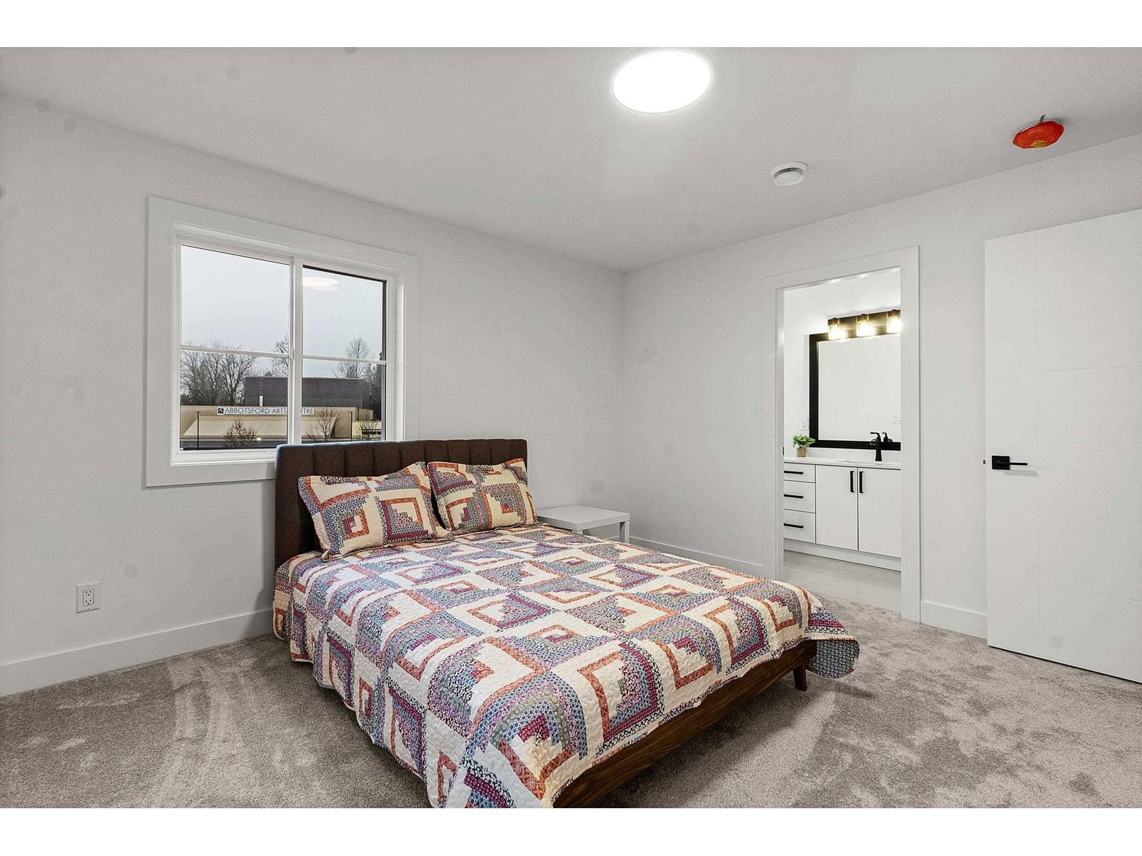 5 - 2360 CRESCENT Image 20