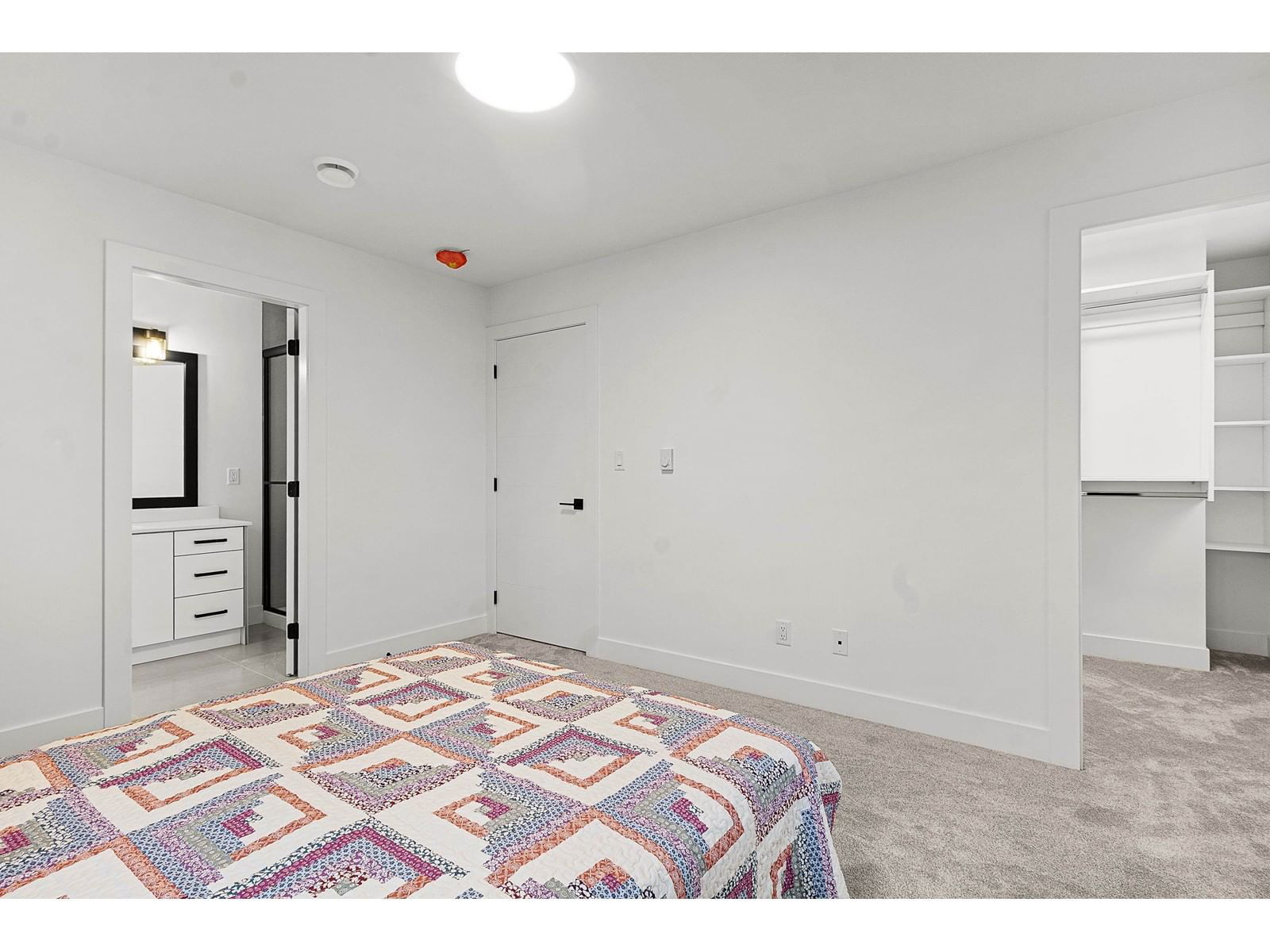 5 - 2360 CRESCENT Image 22
