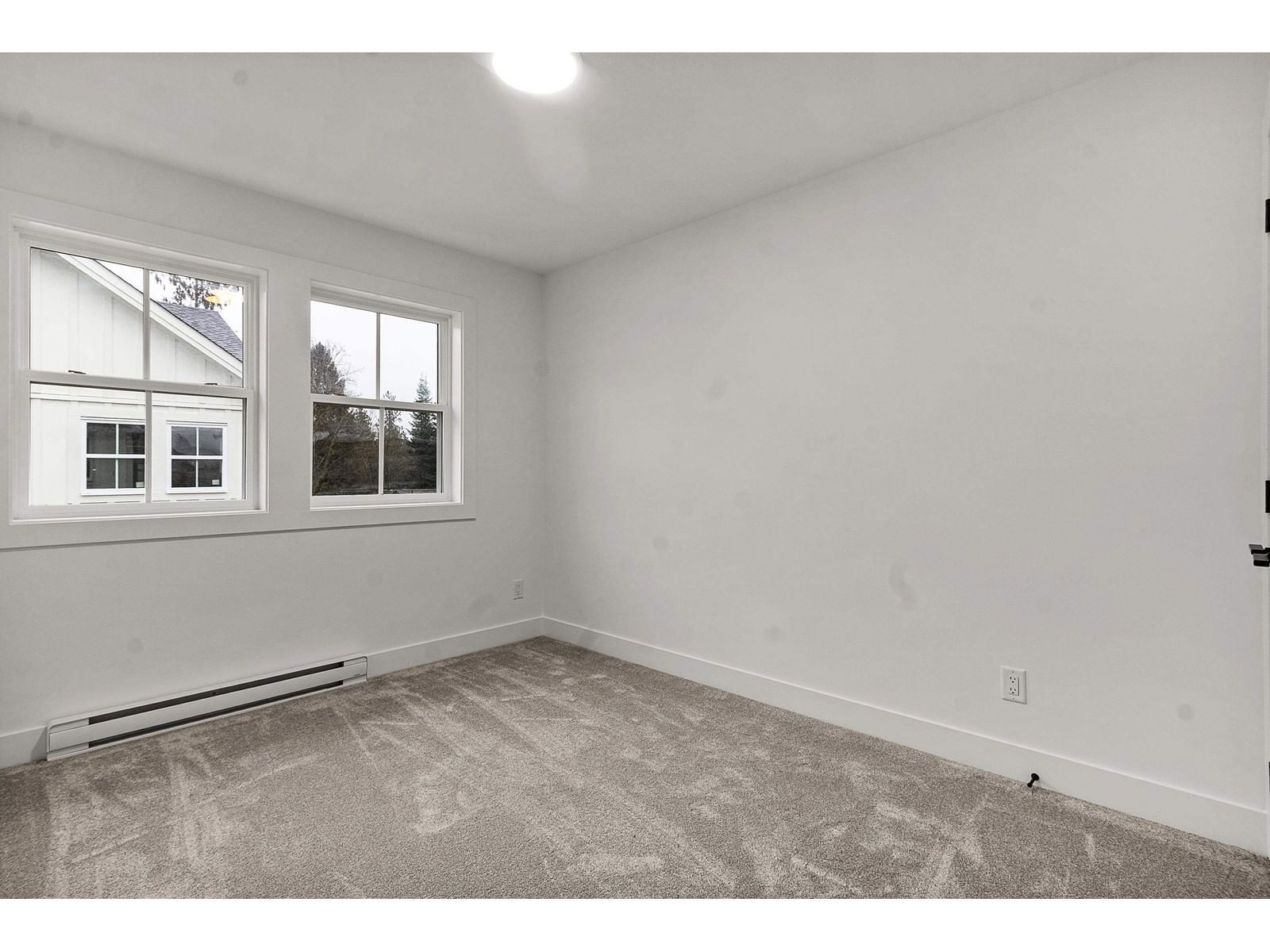 5 - 2360 CRESCENT Image 23