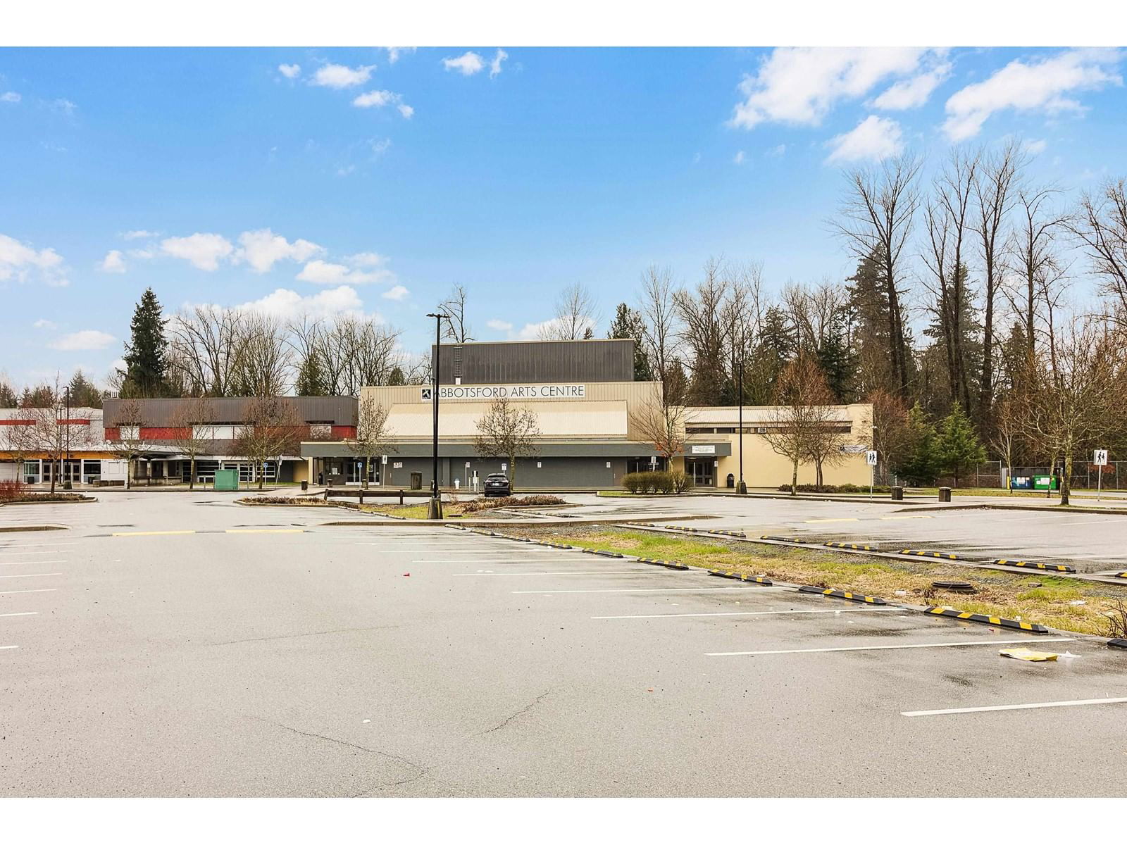 5 - 2360 CRESCENT Image 30