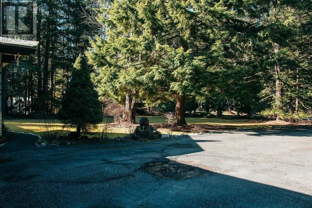 2712 SKEENA STREET Image 36