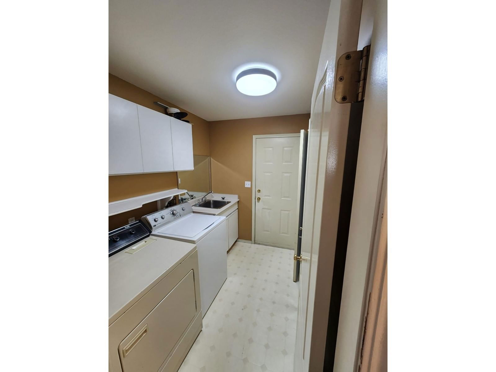 6390 SELKIRK STREET Image 11