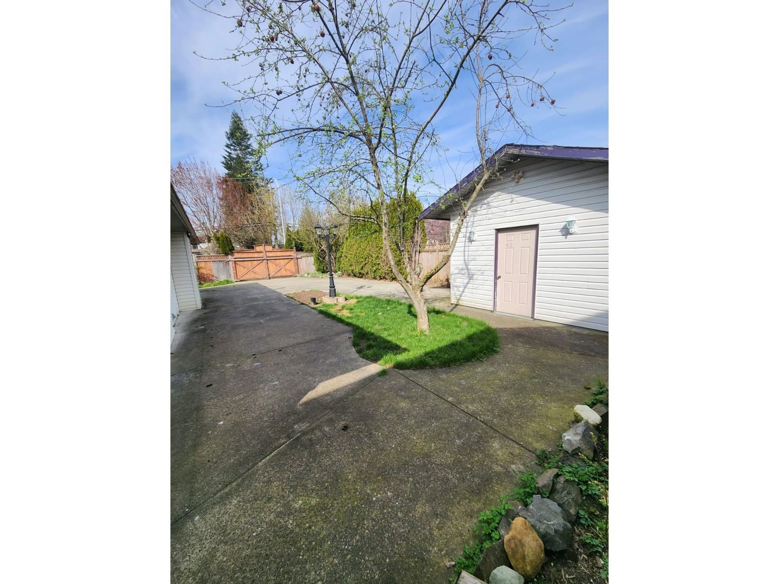 6390 SELKIRK STREET Image 18