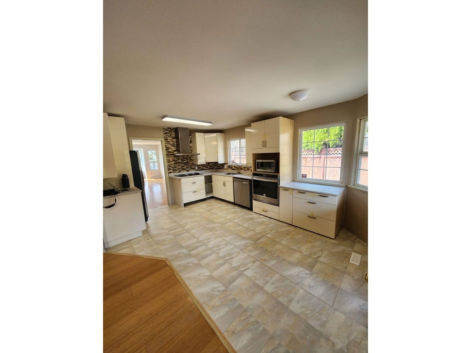 6390 SELKIRK STREET Image 3