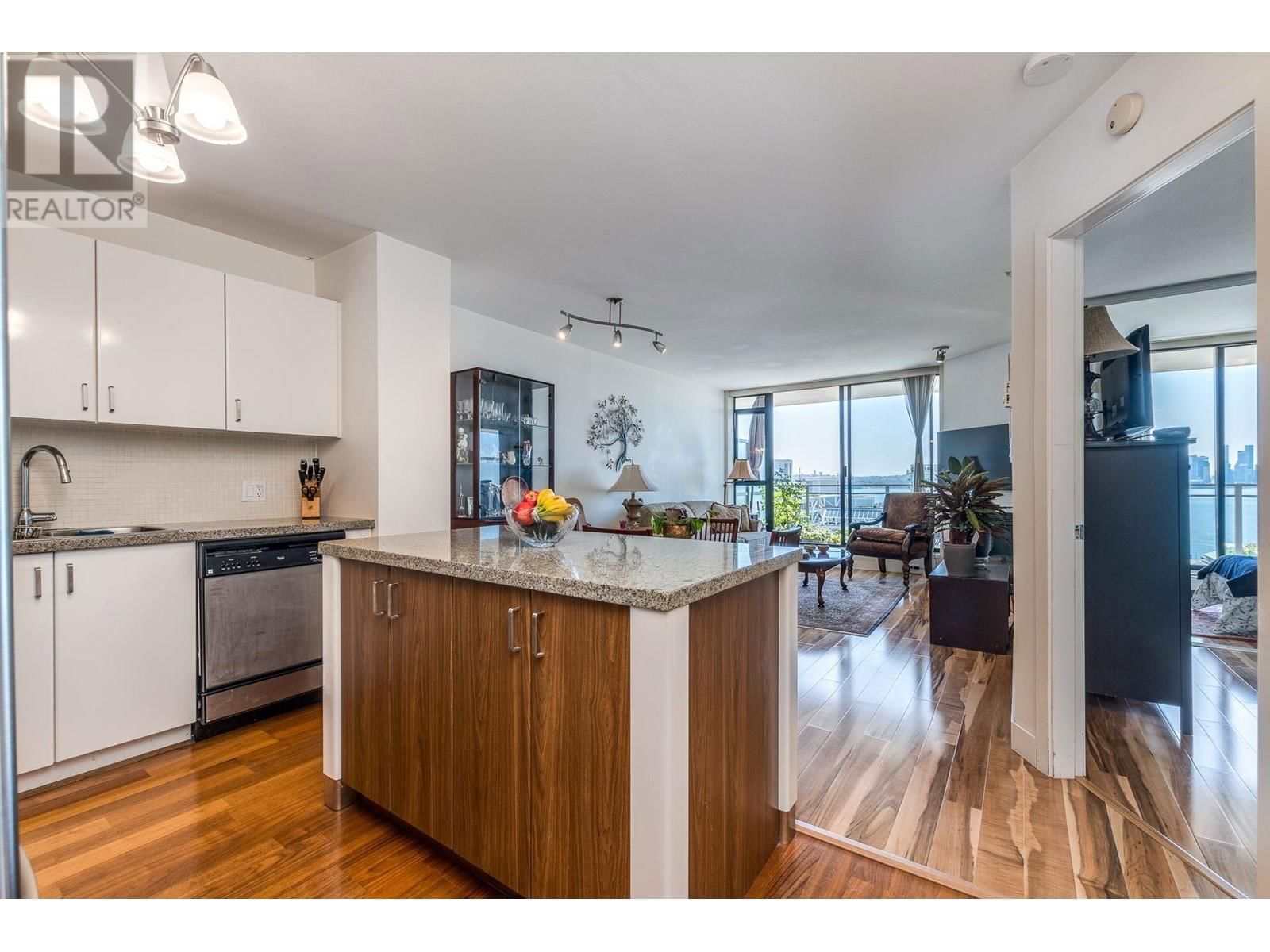 810 - 175 1ST STREET Image 4