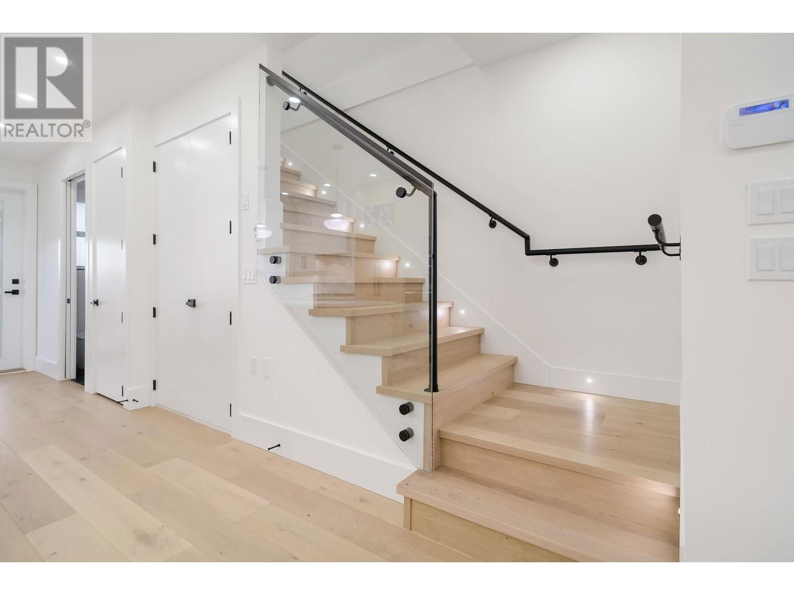 672 64TH AVENUE Image 17