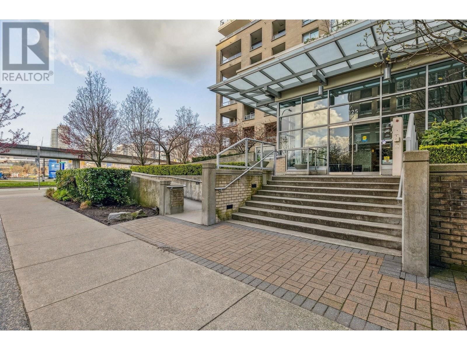 2102 - 125 MILROSS AVENUE Image 32