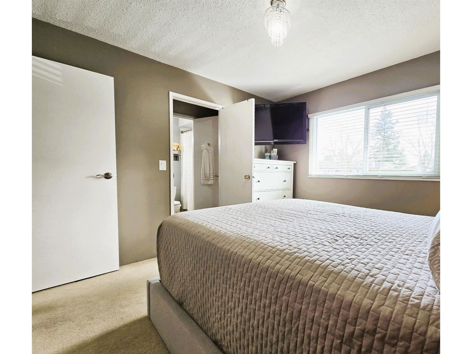 5887 184B STREET Image 22