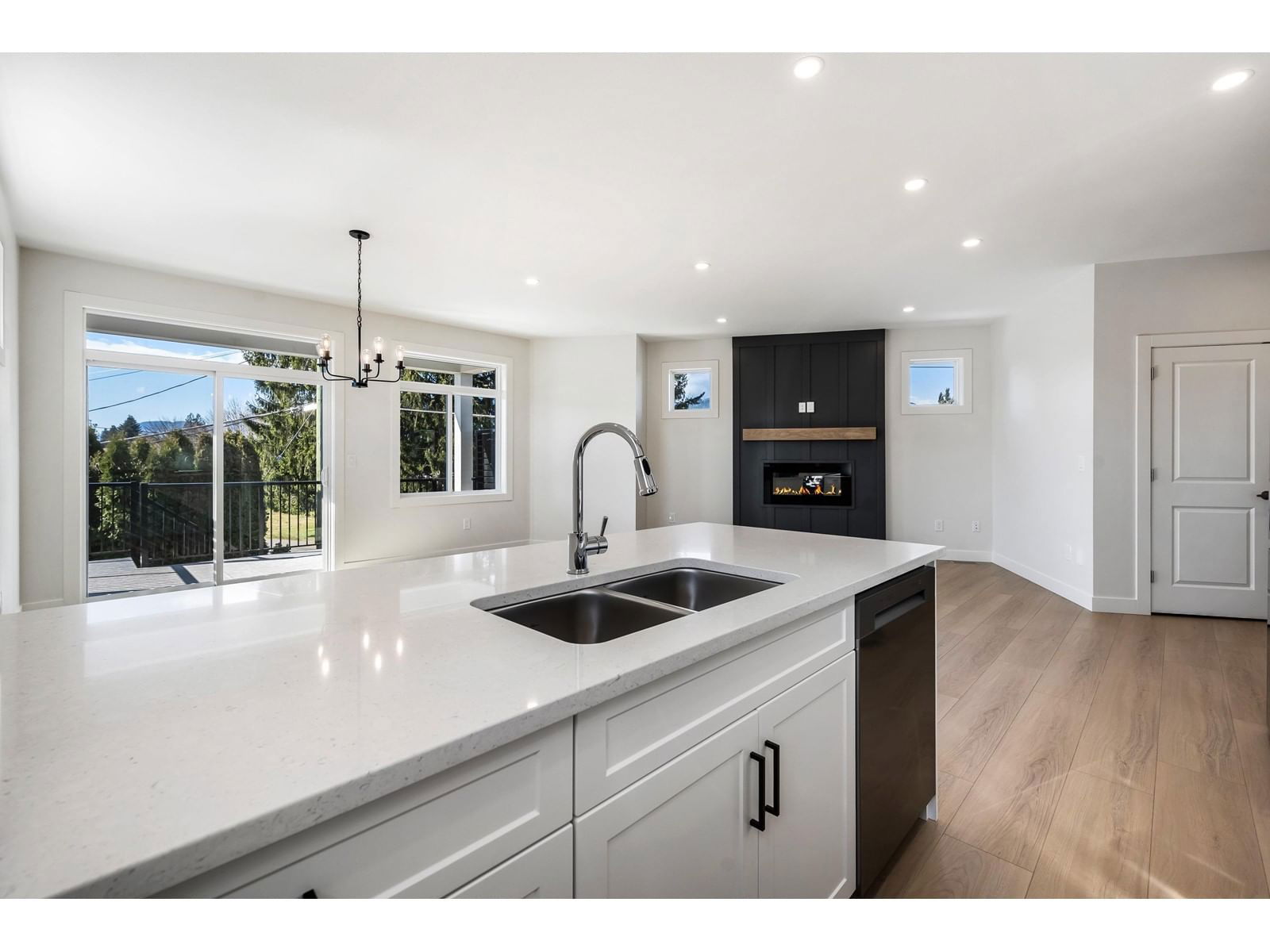 9689 WOODBINE STREET Image 16