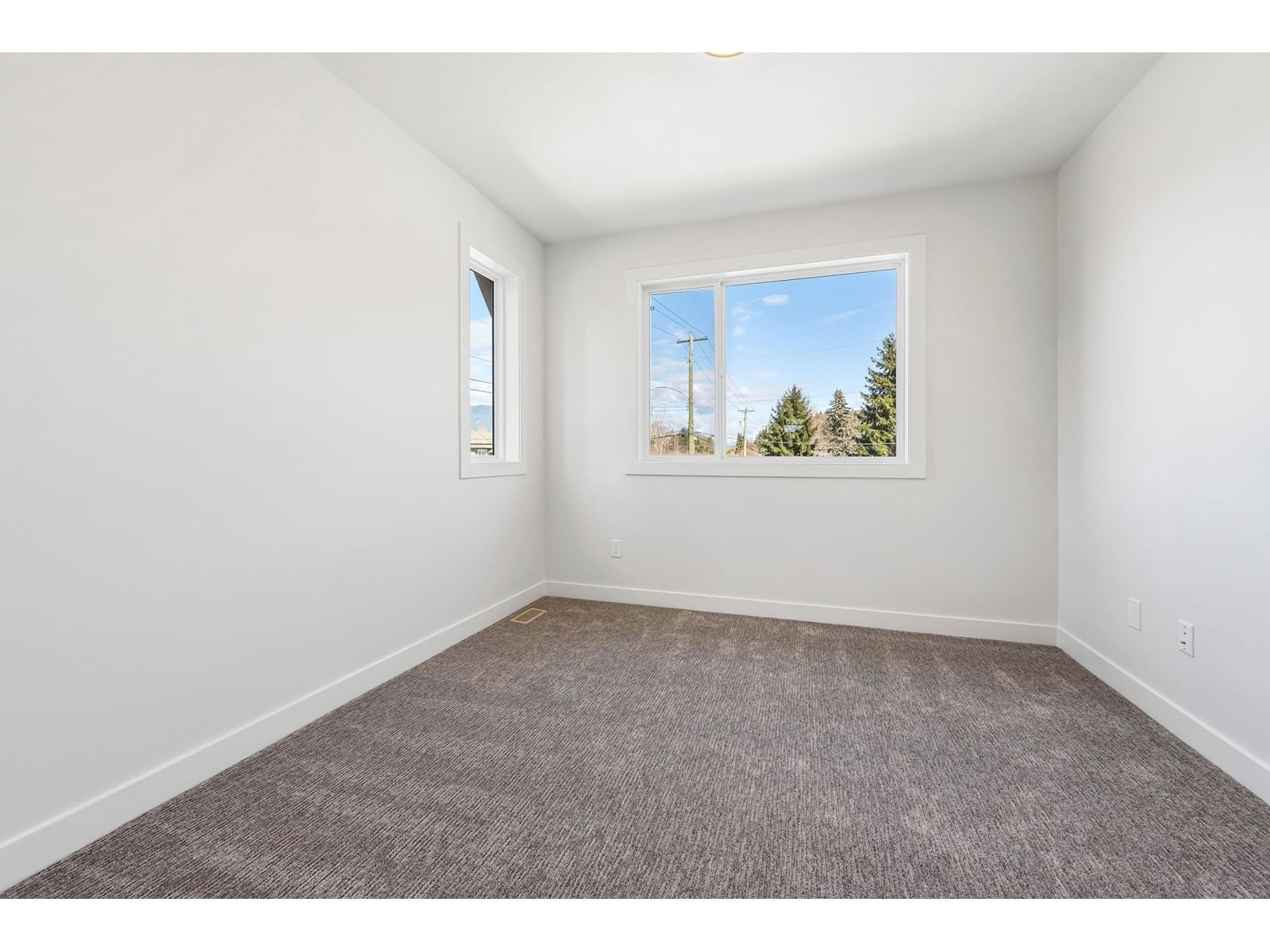 9689 WOODBINE STREET Image 18
