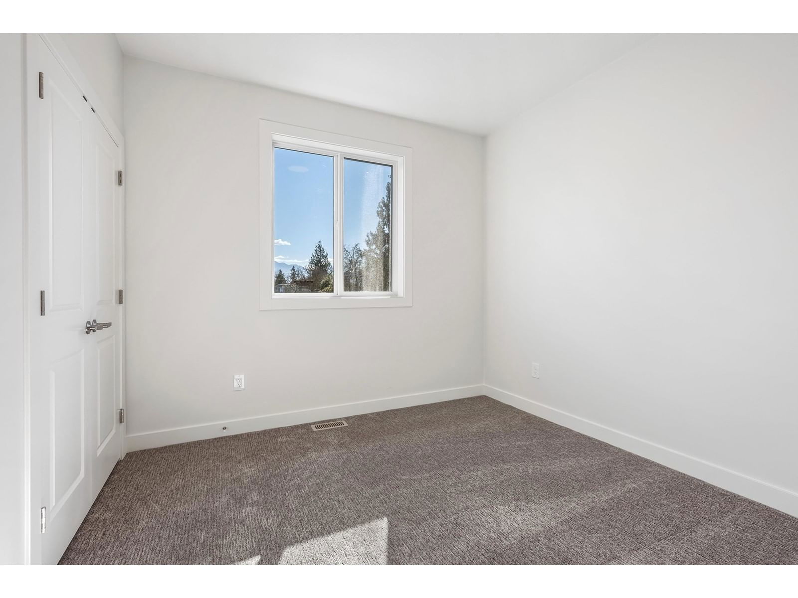 9689 WOODBINE STREET Image 25