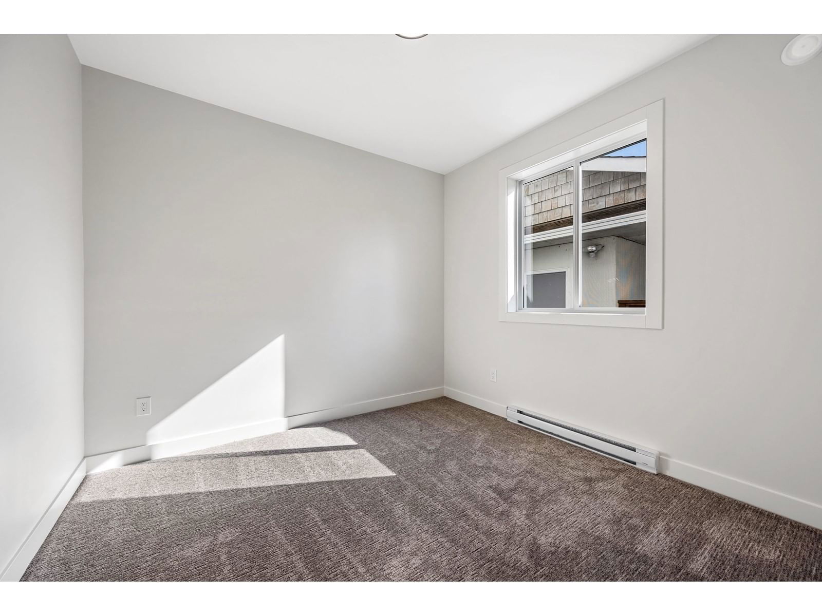 9689 WOODBINE STREET Image 32