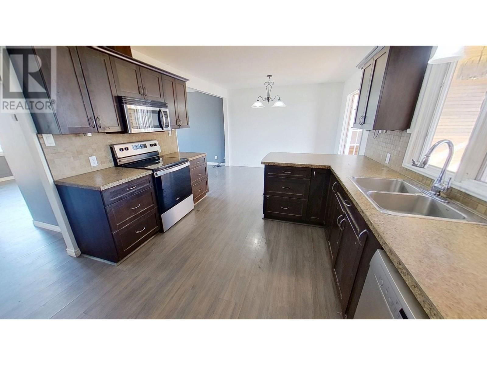 10315 105 AVENUE Image 13