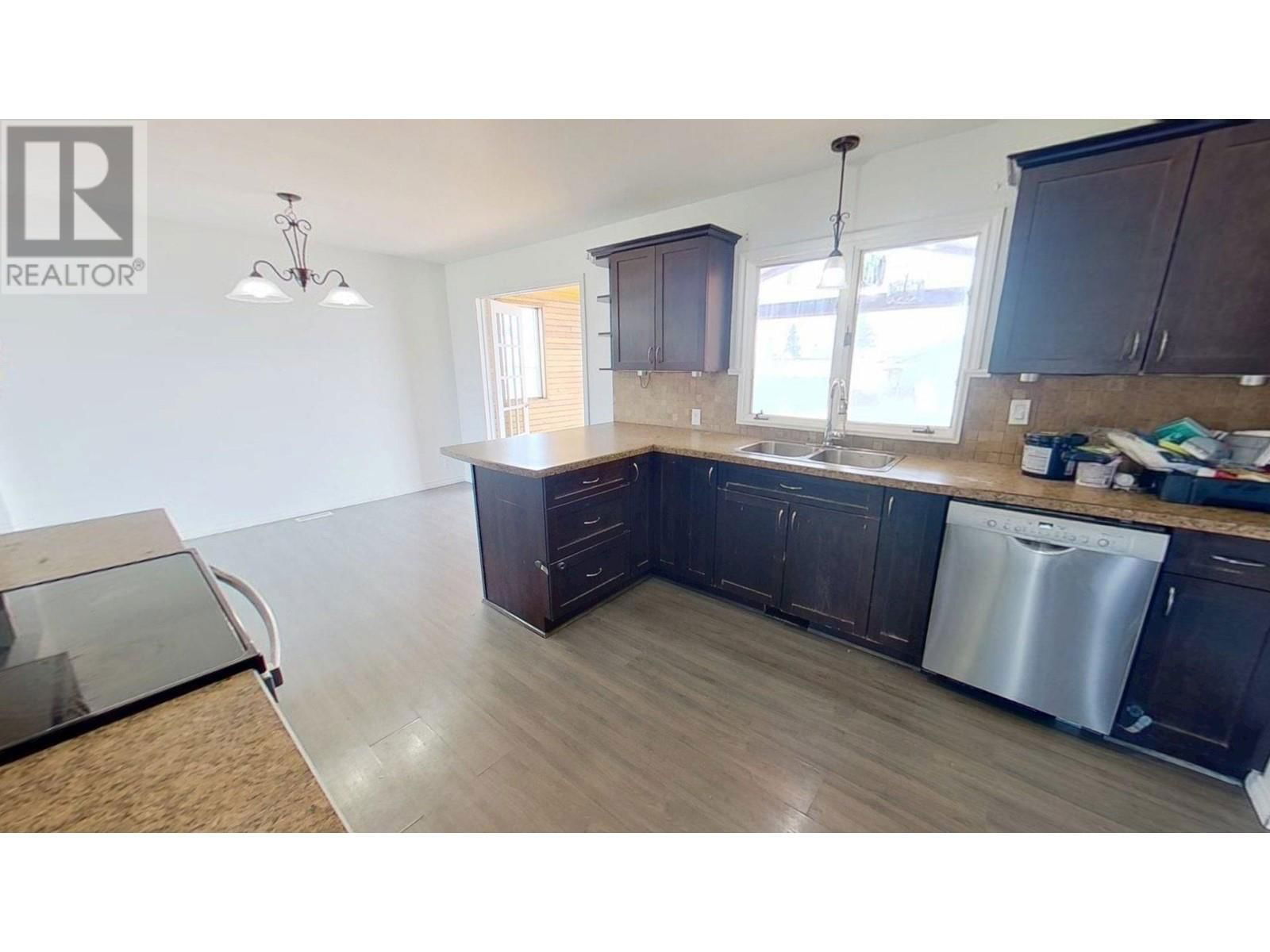 10315 105 AVENUE Image 15