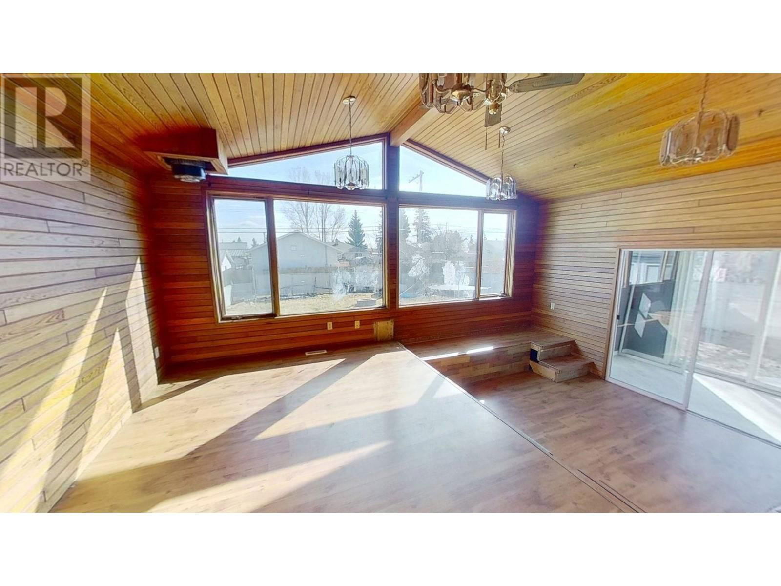 10315 105 AVENUE Image 16