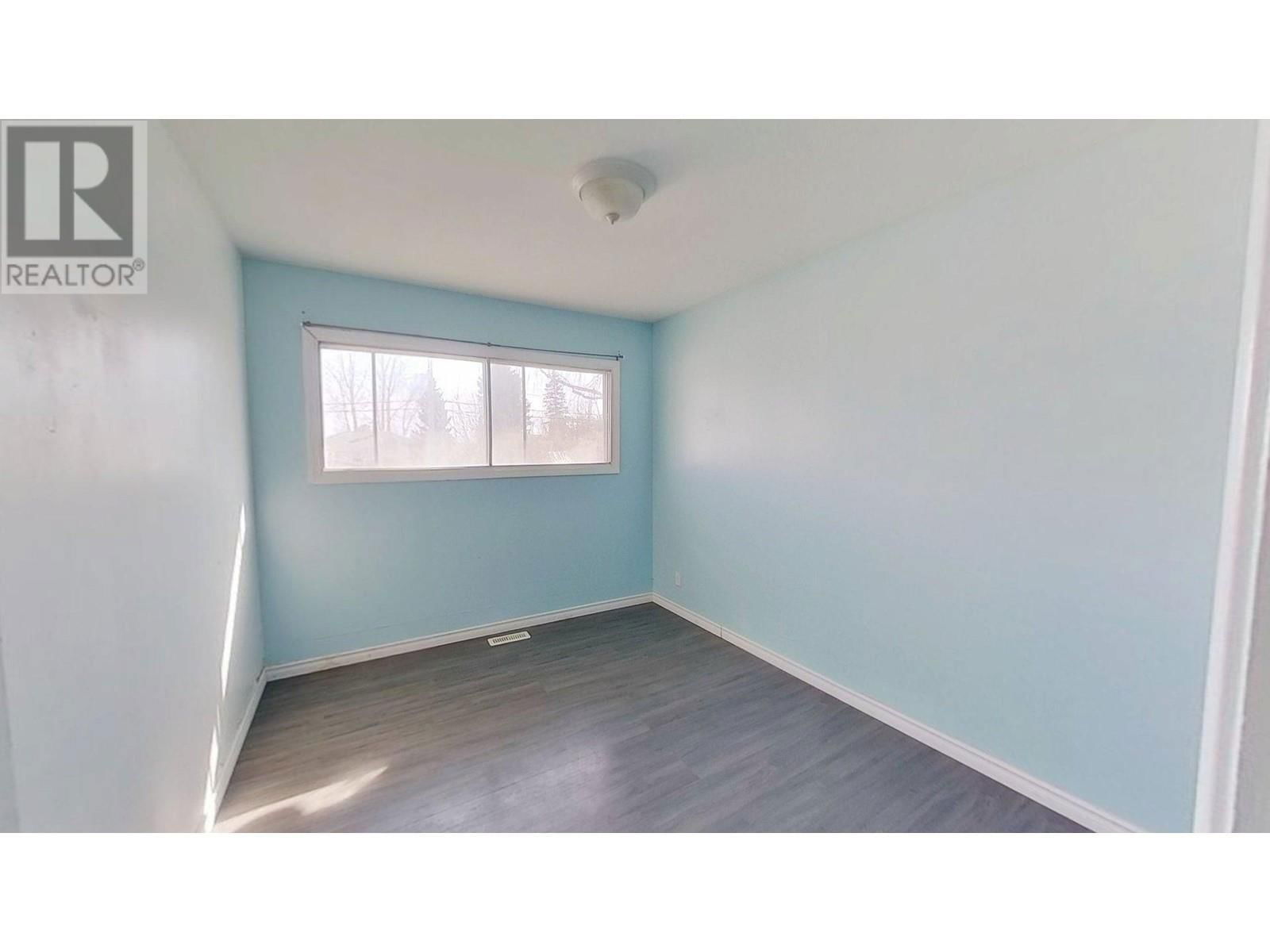 10315 105 AVENUE Image 22