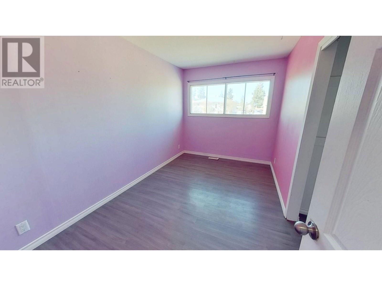 10315 105 AVENUE Image 24