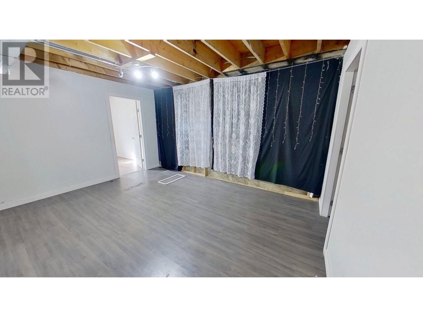 10315 105 AVENUE Image 32
