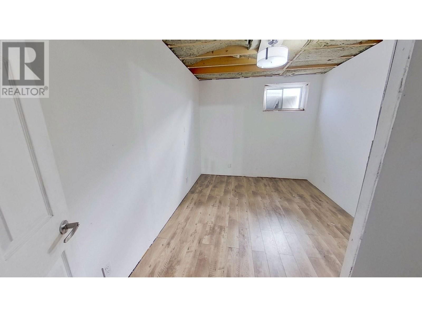 10315 105 AVENUE Image 33